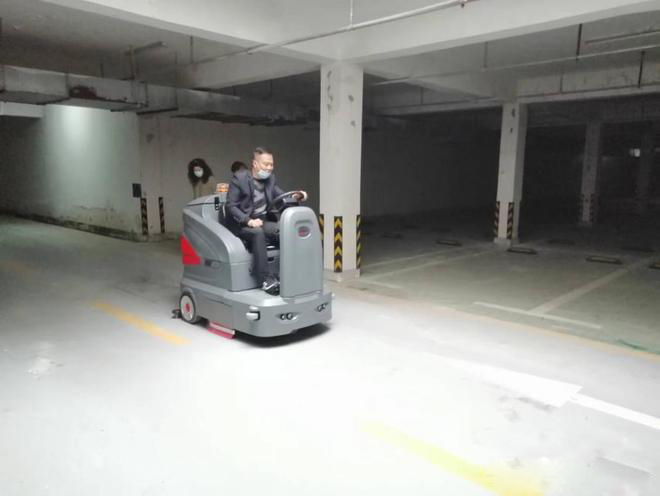 宝鸡小区物业保洁不用人力改用驾驶式洗地机了